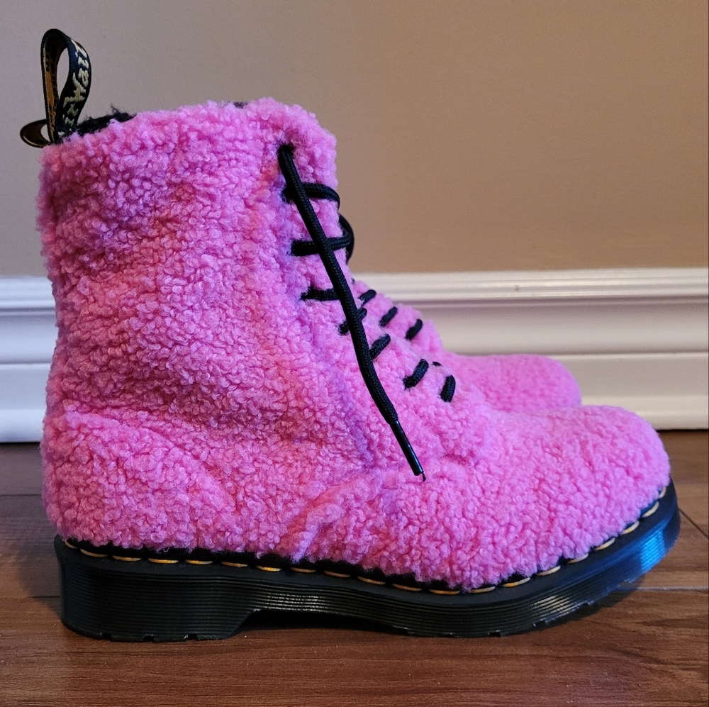 Dr. Marten's pink Pascal boots faux shearling fuzzy size 6 lace-up boots docs
